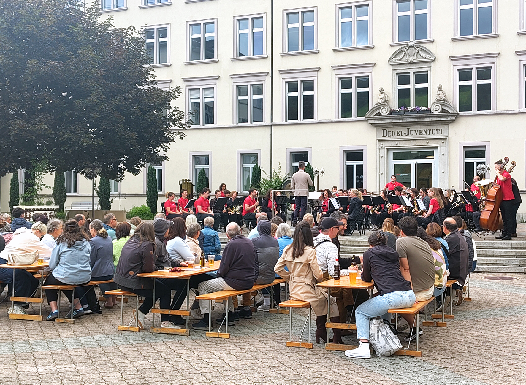 Zuschauer ganz